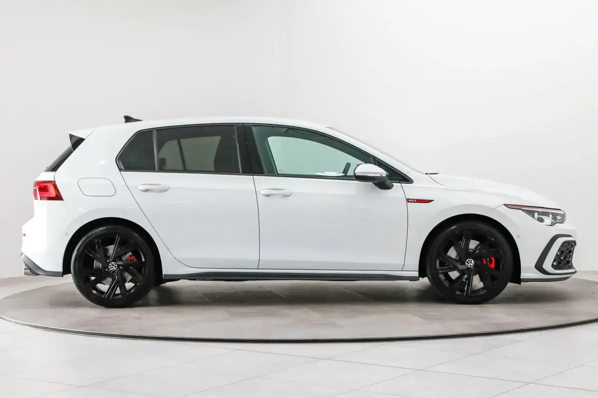Second-hand VW Golf VIII GTI 245 CP (180 kW) 2023 Alb Berlinǎ