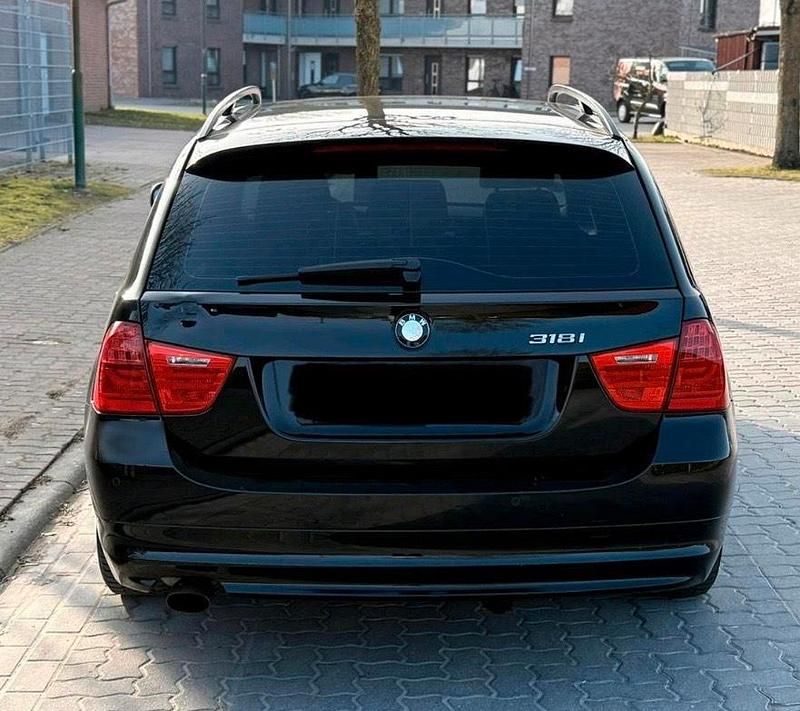 Gebraucht BMW 318 143 PS (105 kW) 2010 Schwarz Kombi
