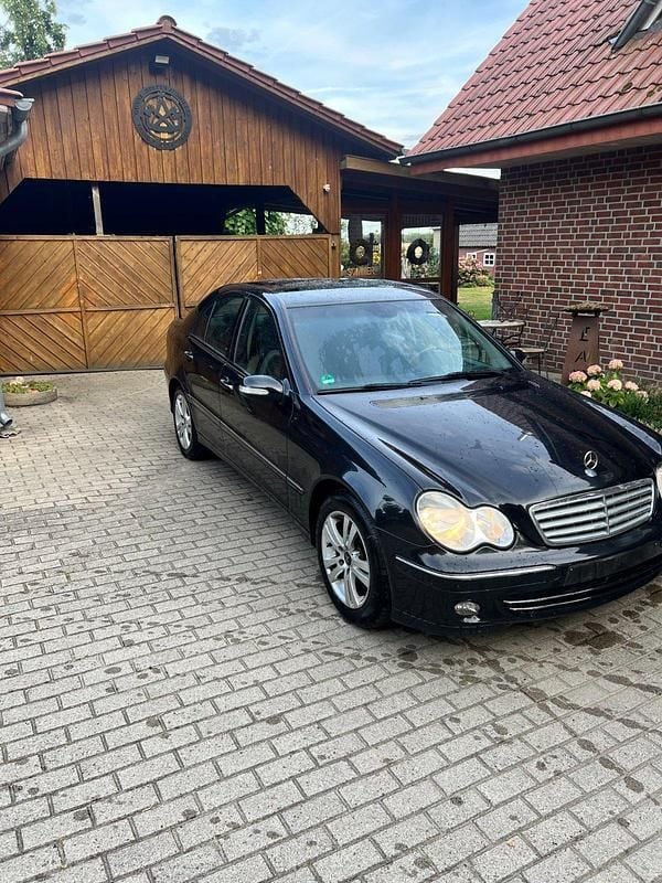 Schwarz Gebraucht 2004 Mercedes C200 Limousine | 2.900 € (Fairer Preis) - Bild 1/4