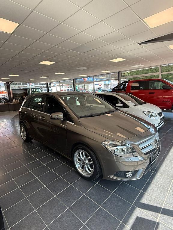 Grau Gebraucht 2013 Mercedes B200 Van / Kleinbus | 13.900 € (Guter Preis) - Bild 1/4
