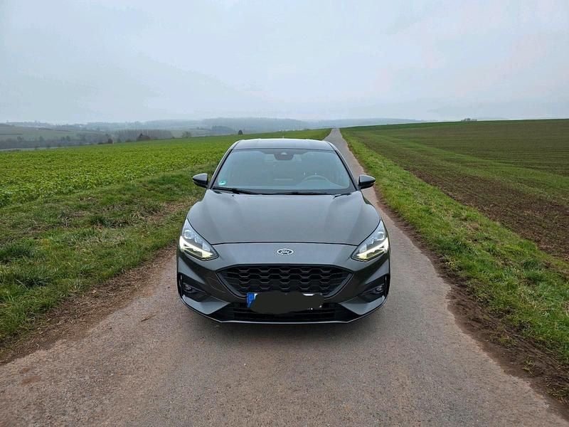 Grau Gebraucht 2020 Ford Focus ST-Line Limousine | 14.000 € (Guter Preis) - Bild 1/4