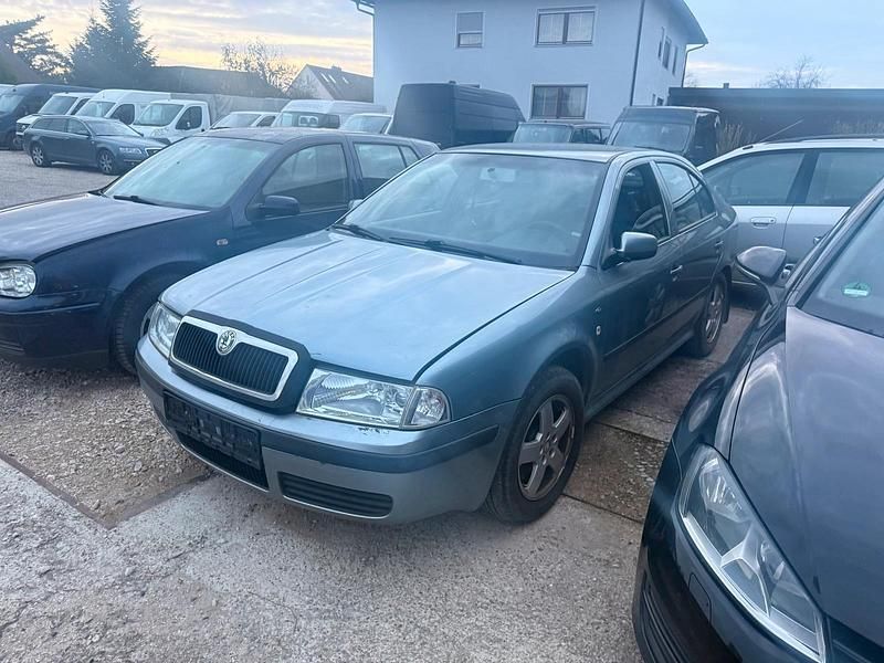Grau Gebraucht 2004 Skoda Octavia Limousine | 699 € (Superpreis) - Bild 1/4