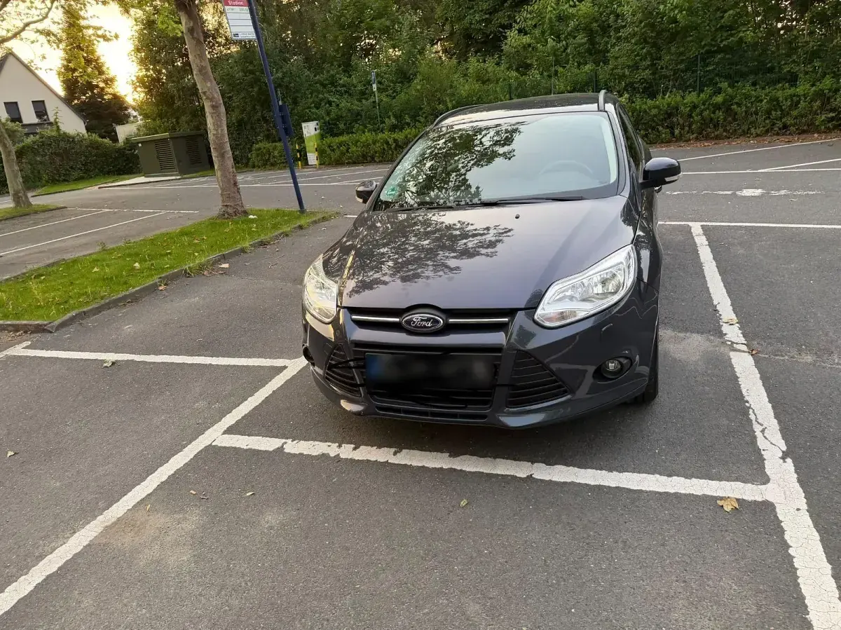 Gebraucht Ford Focus 105 PS (77 kW) 2012 Grau Kombi