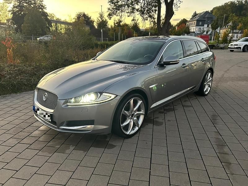 Silber Gebraucht 2013 Jaguar XF Sportbrake Kombi | 10.500 € (Etwas zu teuer) - Bild 1/4