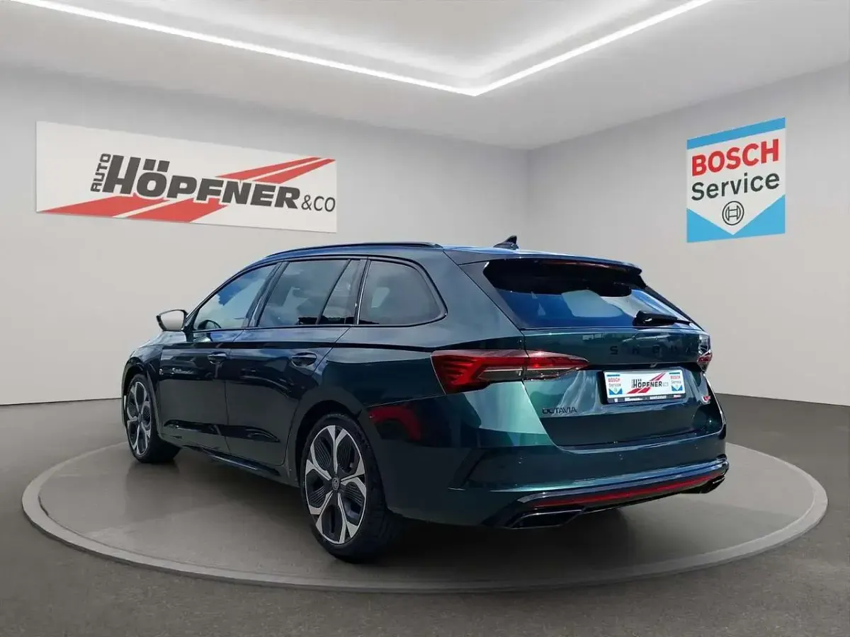 Neu Skoda Octavia RS 265 PS (194 kW) 2026 Grün Kombi