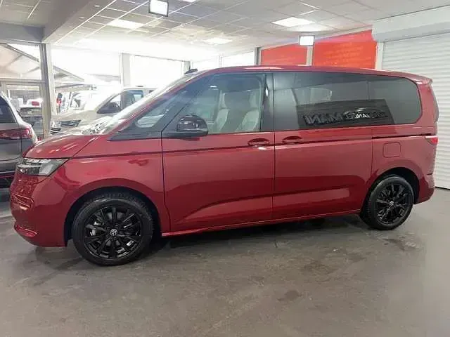 Begagnad VW Multivan Basis 204 HK (150 kW) 2023 Röd Minibuss