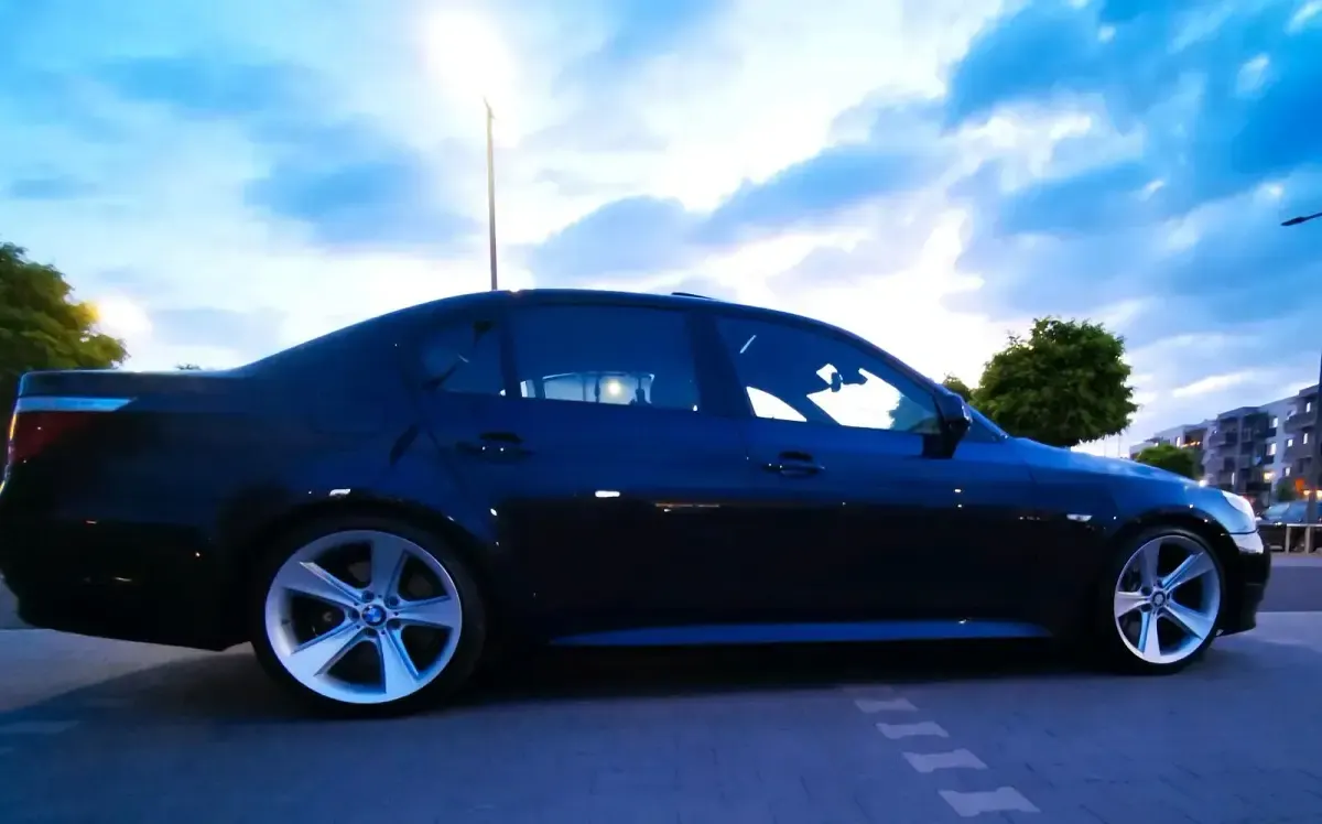 Gebraucht BMW 550 367 PS (269 kW) 2007 Blau Limousine