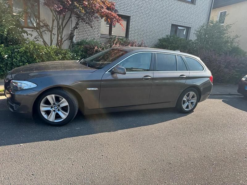 Andere außenfarben Gebraucht 2011 BMW 520 M Sport Kombi | 7.000 € (Guter Preis) - Bild 1/4