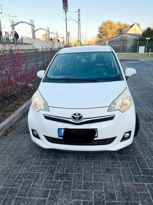 Weiß Gebraucht 2012 Toyota Verso-S Multidrive S Van / Kleinbus | 4.900 € - Bild 1/4