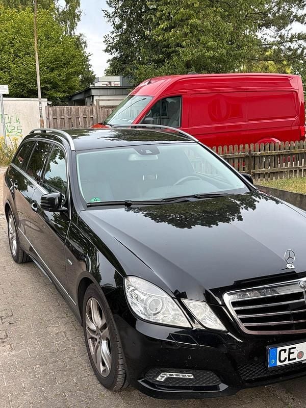 Schwarz Gebraucht 2009 Mercedes E250 Kombi | 8.000 € (Fairer Preis) - Bild 1/4