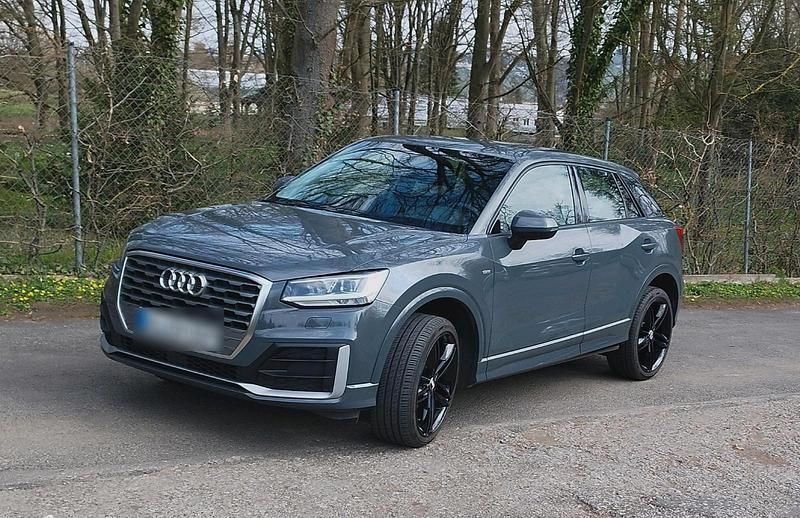 Grau Gebraucht 2020 Audi Q2 S-Line SUV | 19.500 € - Bild 1/4