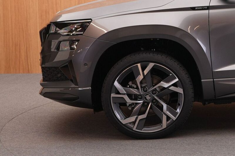 Grau Neu 2025 Skoda Karoq SportLine SUV | 37.800 € (Fairer Preis) - Bild 1/4