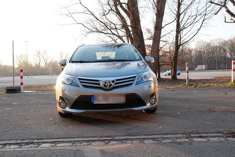 Grau Gebraucht 2014 Toyota Avensis Kombi | 8.900 € (Fairer Preis) - Bild 1/4