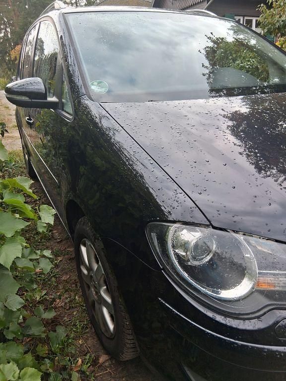 Schwarz Gebraucht 2009 VW Touran Highline Van / Kleinbus | 3.750 € (Fairer Preis) - Bild 1/4