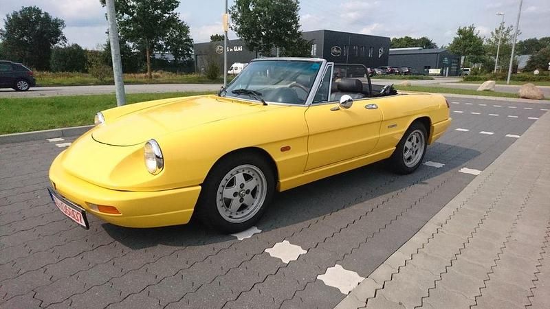 Gebraucht Alfa Romeo Spider 120 PS (88 kW) 1992 Gelb Cabrio