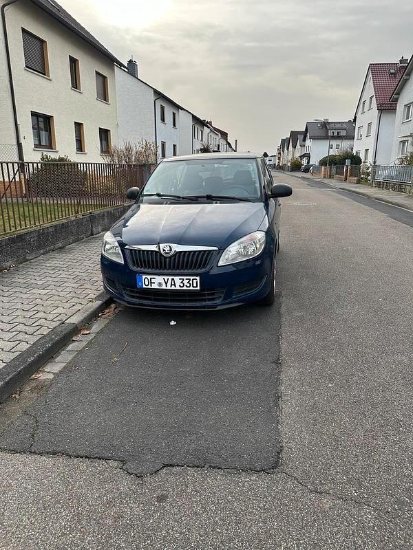 Blau Gebraucht 2014 Skoda Fabia Limousine | 3.099 € - Bild 1/4