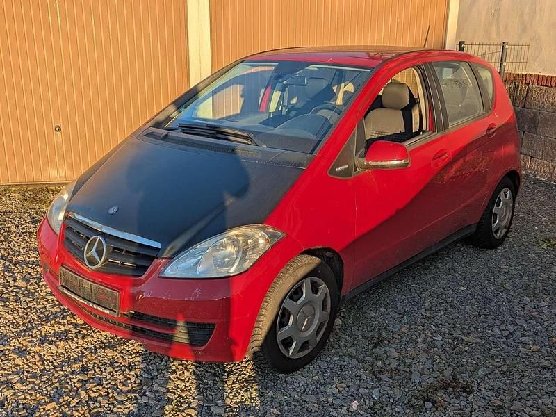 Rot Gebraucht 2010 Mercedes A180 Avantgarde Limousine | 2.999 € (Guter Preis) - Bild 1/4