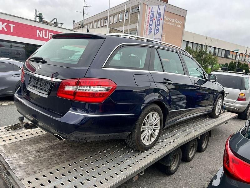 Blau Gebraucht 2010 Mercedes E350 Elegance Limousine | 7.900 € (Superpreis) - Bild 1/4
