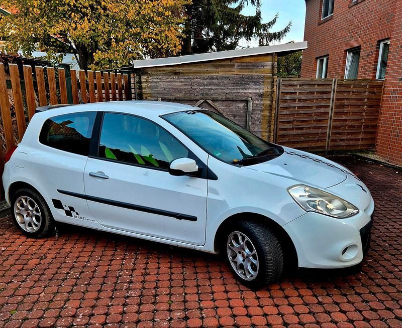 Gebraucht Renault Clio II 75 PS (55 kW) 2011 Weiß Kleinwagen