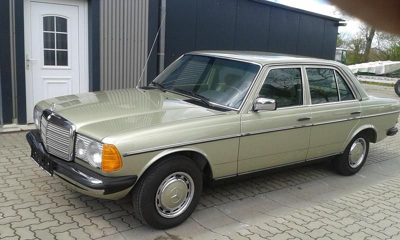 Gebraucht Mercedes E230 136 PS (100 kW) 1981 Grün Limousine