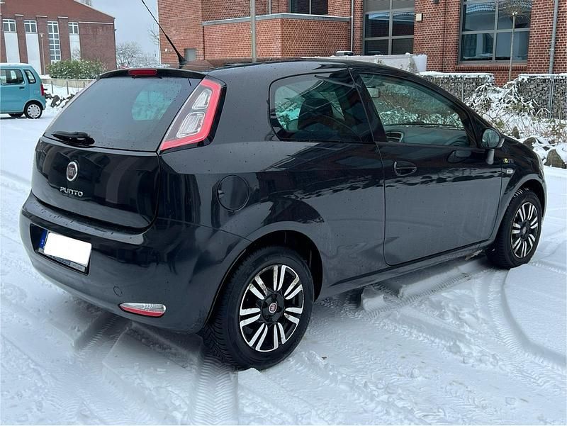 Gebraucht Fiat Punto Young 69 PS (50 kW) 2016 Schwarz Kleinwagen