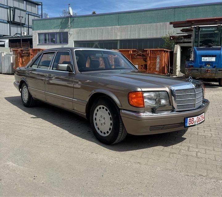 Braun Gebraucht 1986 Mercedes 560 Limousine | 19.990 € - Bild 1/4