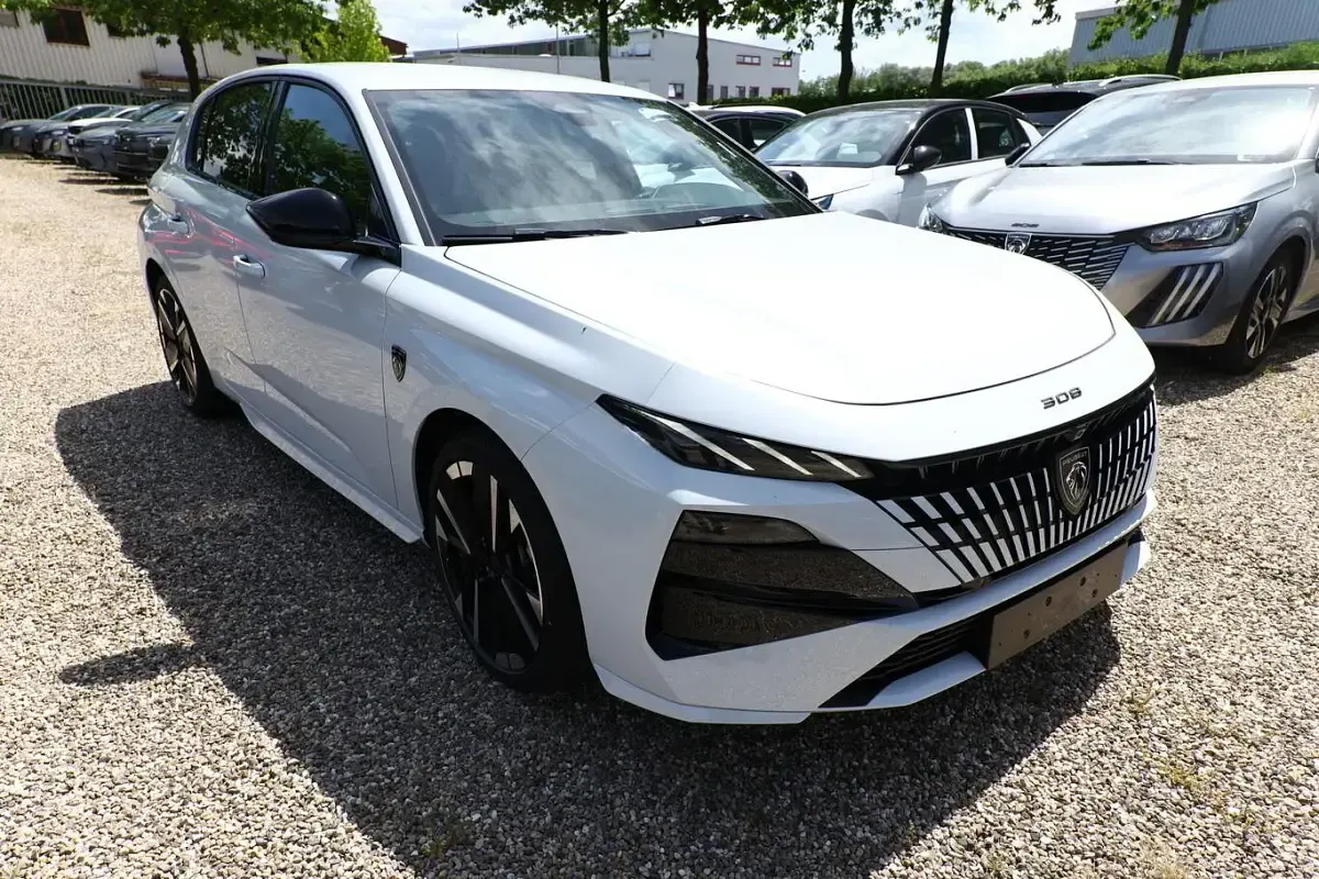 Neu Peugeot 308 GT 131 PS (96 kW) 2026 Okenit weiss metallic Limousine