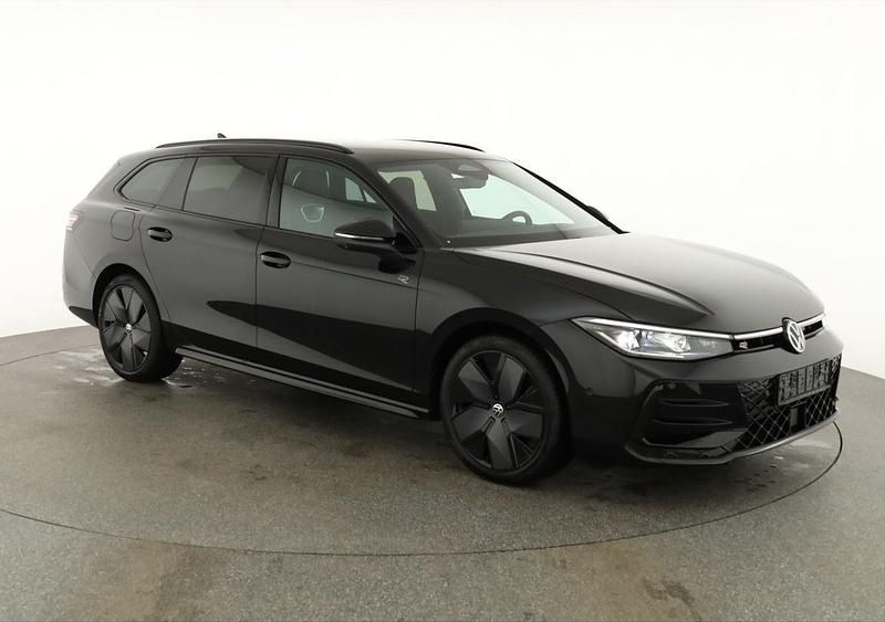 Neu VW Passat R-line 193 PS (141 kW) 2026 Grenadill schwarz metallic Kombi