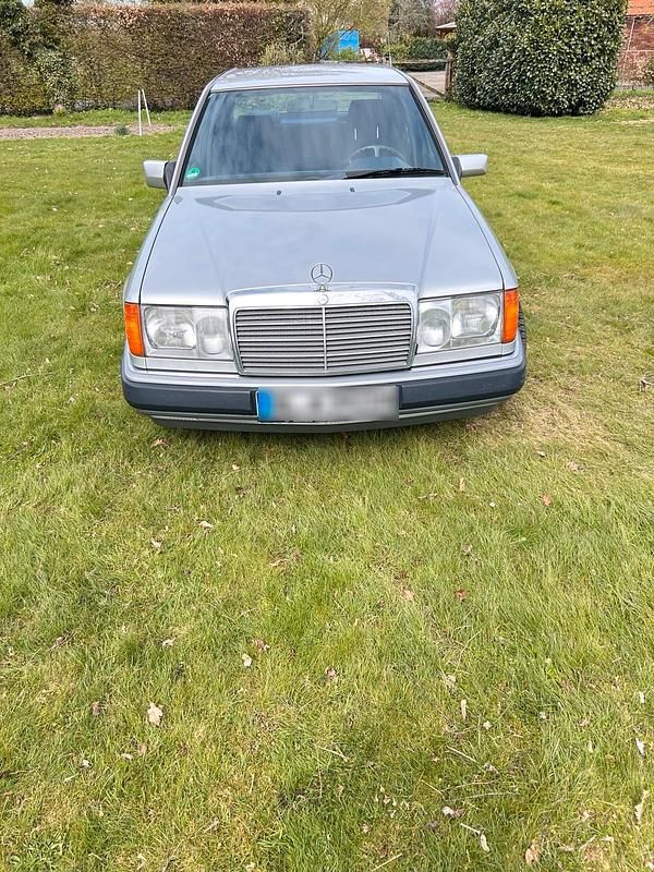 Second-hand Mercedes E280 193 CP (141 kW) 1992 Berlinǎ