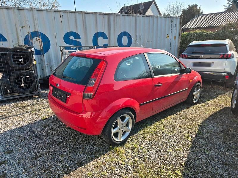 Gebraucht Ford Fiesta 100 PS (73 kW) 2003 Rot Kleinwagen