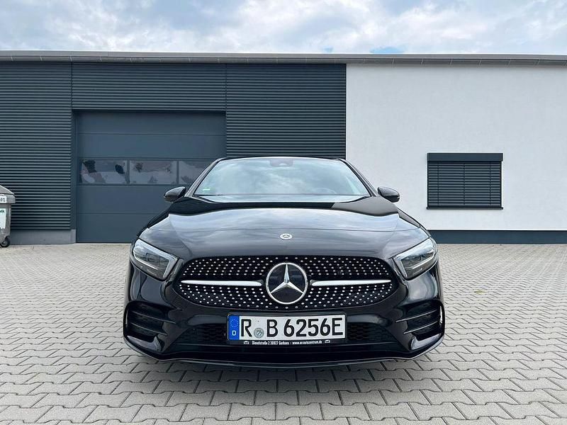 Schwarz Gebraucht 2021 Mercedes A250 AMG line Limousine | 21.990 € (Superpreis) - Bild 1/4