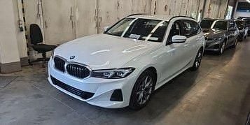 Weiß Gebraucht 2022 BMW 318 Shadowline Limousine | 29.499 € (Guter Preis) - Bild 1/4