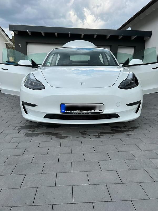Weiß Gebraucht 2022 Tesla Model 3 Long Range AWD Limousine | 29.000 € (Fairer Preis) - Bild 1/4