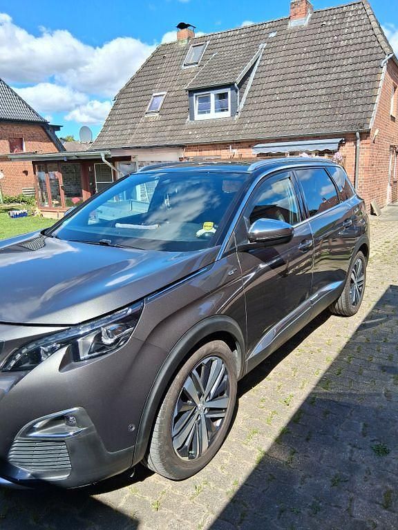 Grau Gebraucht 2017 Peugeot 5008 GT Van / Kleinbus | 21.000 € (Fairer Preis) - Bild 1/4