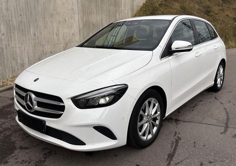 Weiß Gebraucht 2020 Mercedes 180 Progressive Limousine | 19.300 € (Guter Preis) - Bild 1/4