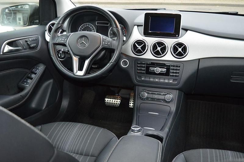 Gebraucht Mercedes B250 Sport 211 PS (155 kW) 2013 Monolithgrau Van / Kleinbus