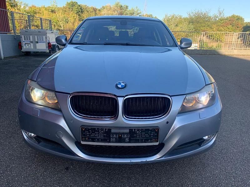 Blau Gebraucht 2009 BMW 320 Limousine | 4.900 € (Fairer Preis) - Bild 1/4