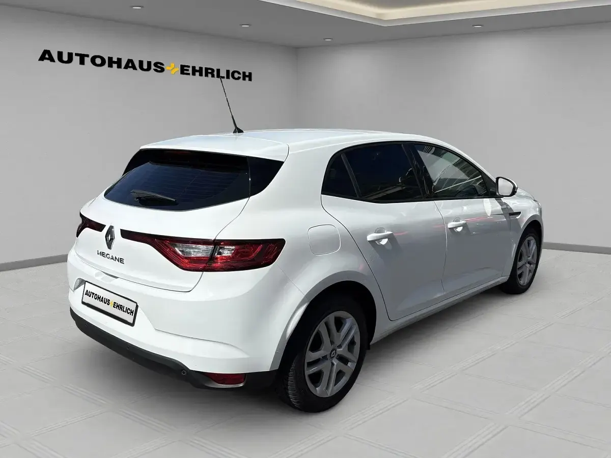 Gebraucht Renault Mégane IV Play 101 PS (74 kW) 2018 Gletscherweiss Limousine