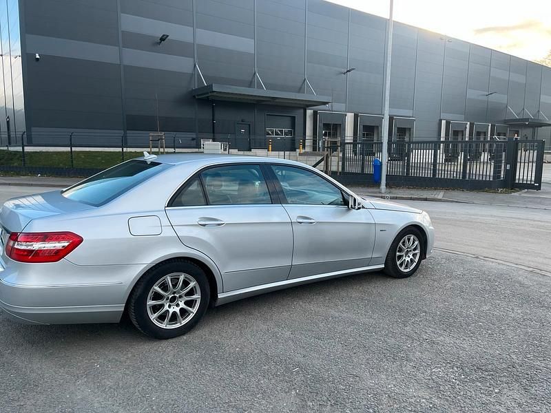 Silber Gebraucht 2011 Mercedes E220 Limousine | 6.850 € (Superpreis) - Bild 1/4