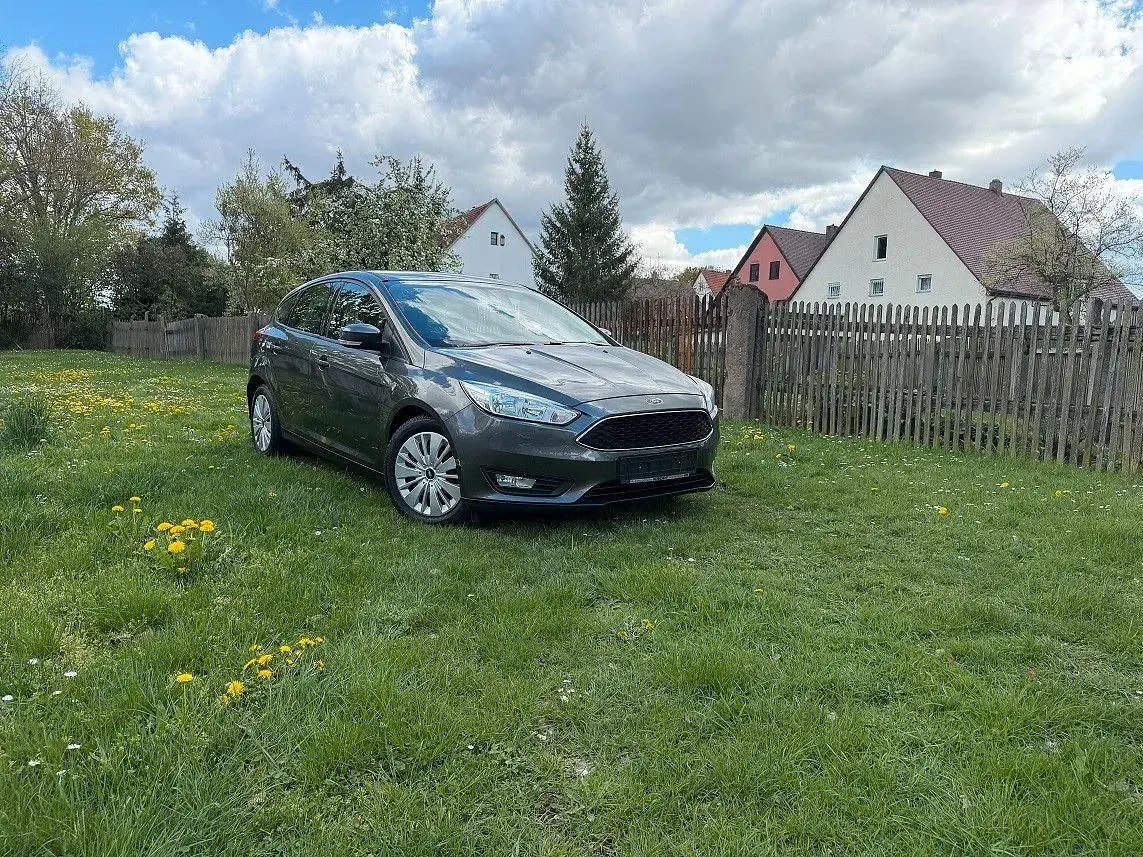 Gebraucht Ford Focus Business Edition 120 PS (88 kW) 2015 Grau Limousine