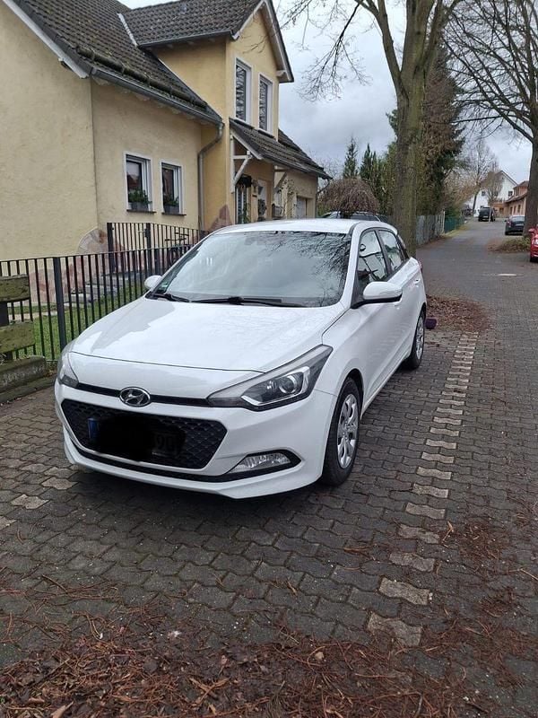 Weiß Gebraucht 2016 Hyundai i20 Trend Kleinwagen | 7.100 € (Fairer Preis) - Bild 1/4