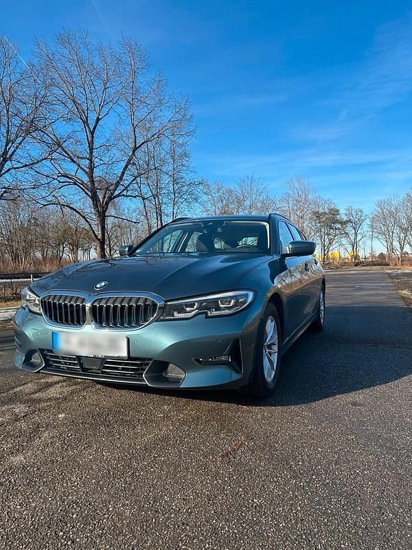 Grau Gebraucht 2020 BMW 320 Sport Line Kombi | 24.500 € (Fairer Preis) - Bild 1/4
