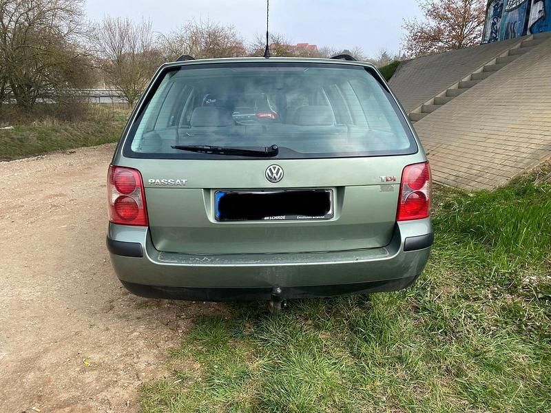 Gebraucht VW Passat 131 PS (96 kW) 2001 Grün Kombi