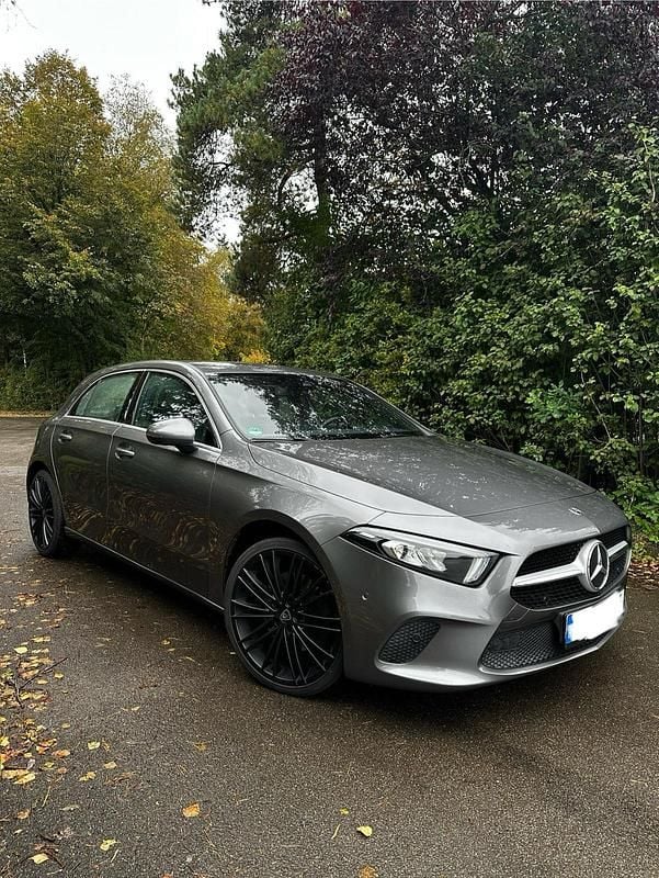 Grau Gebraucht 2019 Mercedes A220 Kleinwagen | 22.900 € (Fairer Preis) - Bild 1/4