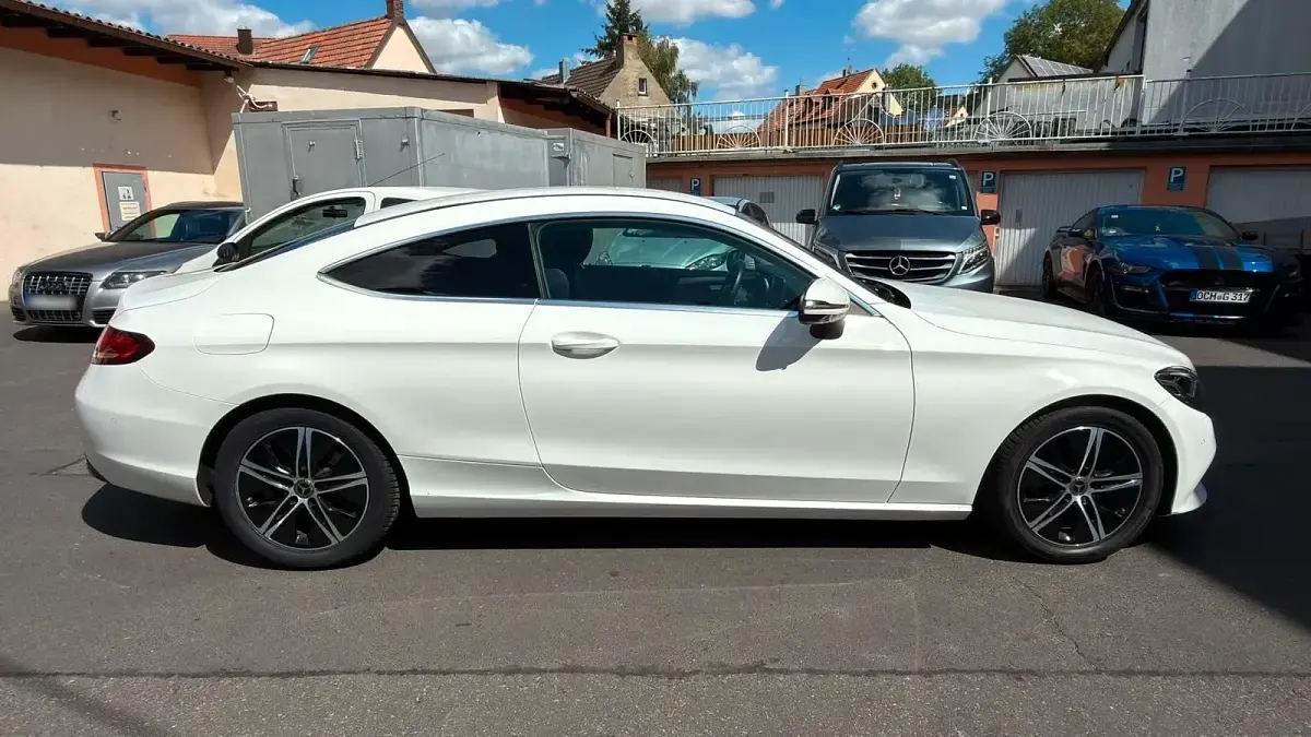 Gebraucht Mercedes C220 194 PS (142 kW) 2019 Weiß Coupé