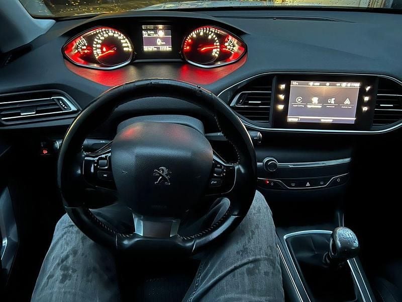 Gebraucht Peugeot 308 131 PS (96 kW) 2018 Weiß Limousine