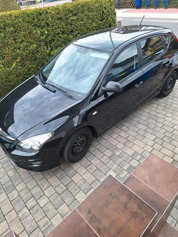 Gebraucht Hyundai i30 110 PS (80 kW) 2012 Schwarz Kleinwagen