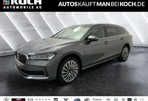 Neu Skoda Superb LAURIN & KLEMENT 193 PS (141 kW) 2025 Grau Kombi