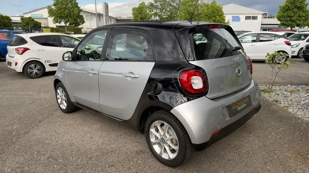 Używany Smart ForFour Passion 90 KM (66 kW) 2018 Czarny Hatchback