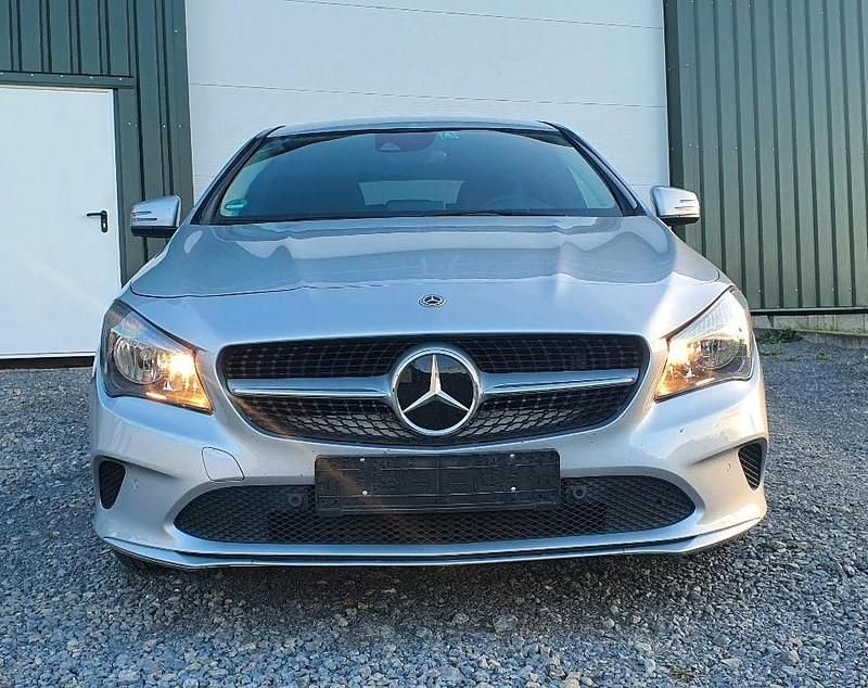Silber Gebraucht 2018 Mercedes CLA220 Shooting Brake Kombi | 17.500 € (Superpreis) - Bild 1/4
